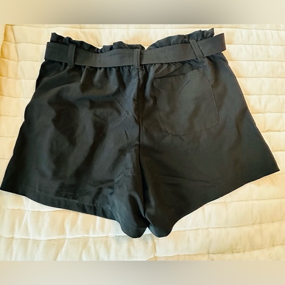 Stylish Black Women's Shorts Belted - Picture 2 of 7